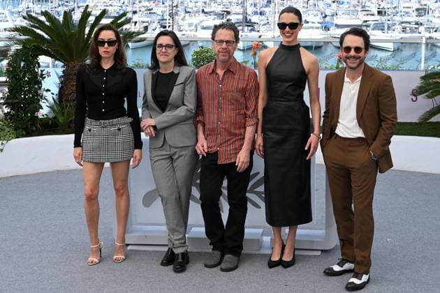 Cannes, 78th Cannes Film Festival 2025, Photocall of the film Honey don t! Cannes, 78th Cannes Film Festival 2025, Photocall of the film Honey don t! In the photo: Tricia Cooke, Aubrey Plaza, Charlie Day, Margaret Qualley, Ethan Coen Cannes France  Copyright: xIPA ABACAx