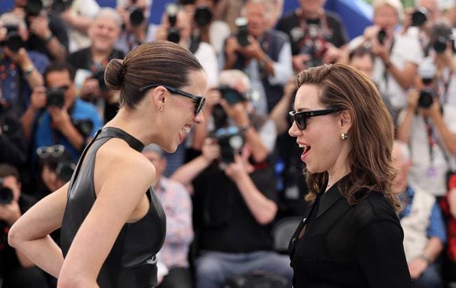 Margaret Qualley et Aubrey Plaza Photocall du film Honey Don t lors du 78ème Festival International du Film de Cannes le 24 mai 2025 Jacovides Moreau Bestimage Photocall for the film Honey Don td during the 78th Cannes International Film Festival on May 24, 2025  Copyright: xJACOVIDES-MOREAUx xBESTIMAGExJACOVIDES-MOREAUx xBESTIMAGEx