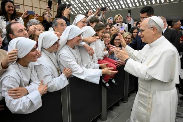 ITALY - POPE LEO XIV DURING AN AUDIENCE WITH OFFICIALS OF THE ROMAN CURIA AND EMPLOYEES OF THE HOLY SEE IN THE PAUL VI HALL AT THE VATICAN - 2025 5 24 Italy, Rome, Vatican, 2025 5 24.Pope Leo XIV during an audience with Officials of the Roman Curia and Employees of the Holy See, the SCV Governorate and the Vicariate of Rome in the Paul VI hall at the Vatican EDITORIAL USE ONLY - NO BOOKS Copyright: xVATICANxMEDIAx