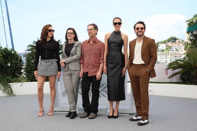 Honey Don t! Photocall at the 78th Annual Cannes Film Festival Aubrey Plaza, Tricia Cooke, Ethan Coen, Margaret Qualley and Charlie Day - Honey Don t! Photocall at the 78th Annual Cannes Film Festival in Cannes, France on May 24, 2025.  Copyright: x Chassery+Courdjix