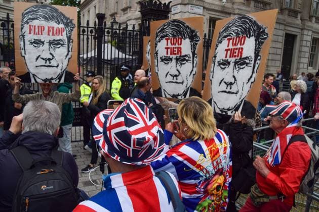 Bilder des Jahres 2025, News 05 Mai News Themen der Woche KW21 News Bilder des Tages May 24, 2025, London, England, United Kingdom: Protesters hold signs referring to Keir Starmer as Two Tier during an anti-governmen protest outside Downing Street, part of a National Strike day of action against the Labour Party and against a range of current policies in the UK. London United Kingdom - ZUMAv130 20250524_zip_v130_003 Copyright: xVukxValcicx
