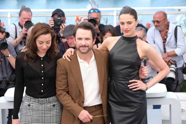 CELEBRITES : 78 eme Festival de Cannes photocalls 2025 - 24 05 2025 CANNES, FRANCE - MAY 24: (L-R) Aubrey Plaza, Charlie Day and Margaret Qualley pose during the Honey Don t! photocall at the 78th annual Cannes Film Festival at Palais des Festivals on May 24, 2025 in Cannes, France.  Copyright: xLUCAxCUTOLOx