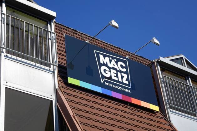 Firmenlogo von Mäc-Geiz Firmenlogo von Mäc-Geiz, 20.05.2025, Werder, Brandenburg, Der Non-Food-Discounter Mäc-Geiz unterhält eine Filiale in Werder. *** Company logo of Mäc Geiz Company logo of Mäc Geiz, 20 05 2025, Werder, Brandenburg, The non-food discounter Mäc Geiz has a branch in Werder