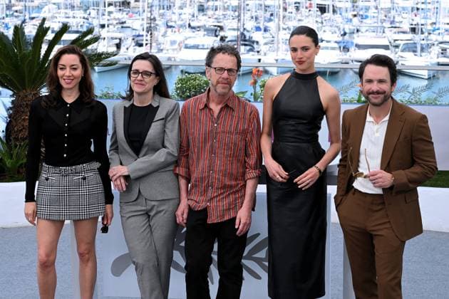 Cannes, France: Cannes, 78th Cannes Film Festival 2025, Photocall of the film Honey don t! In the photo: Tricia Cooke, Aubrey Plaza, Charlie Day, Margaret Qualley, Ethan Coen Cannes France  - ZUMAp169 20250524_zea_p169_399 Copyright: xTerenghi Ipax
