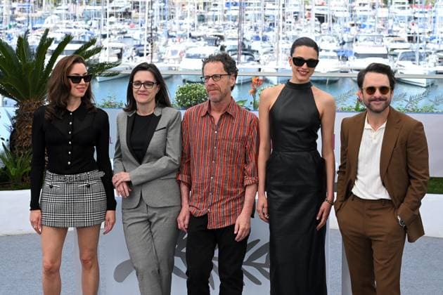 Cannes, France: Cannes, 78th Cannes Film Festival 2025, Photocall of the film Honey don t! In the photo: Tricia Cooke, Aubrey Plaza, Charlie Day, Margaret Qualley, Ethan Coen Cannes France  - ZUMAp169 20250524_zea_p169_723 Copyright: xTerenghi Ipax