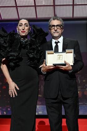 Cannes - Closing Ceremony Rossy De Palma and Brazilian director Kleber Mendonca Filho who accepts the Best Actor Prize on behalf of Brazilian actor Wagner Moura for the film O Agente Secreto (The Secret Agent) during the Closing Ceremony at the 78th edition of the Cannes Film Festival in Cannes, southern France, on May 24, 2025. in Cannes, France, on May 24, 2025. Photo by David Niviere ABACAPRESS.COM Cannes France  Copyright: xNivierexDavid ABACAPRESS.COMx