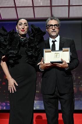 Cannes - Closing Ceremony Rossy De Palma and Brazilian director Kleber Mendonca Filho who accepts the Best Actor Prize on behalf of Brazilian actor Wagner Moura for the film O Agente Secreto (The Secret Agent) during the Closing Ceremony at the 78th edition of the Cannes Film Festival in Cannes, southern France, on May 24, 2025. in Cannes, France, on May 24, 2025. Photo by David Niviere ABACAPRESS.COM Cannes France  Copyright: xNivierexDavid ABACAPRESS.COMx