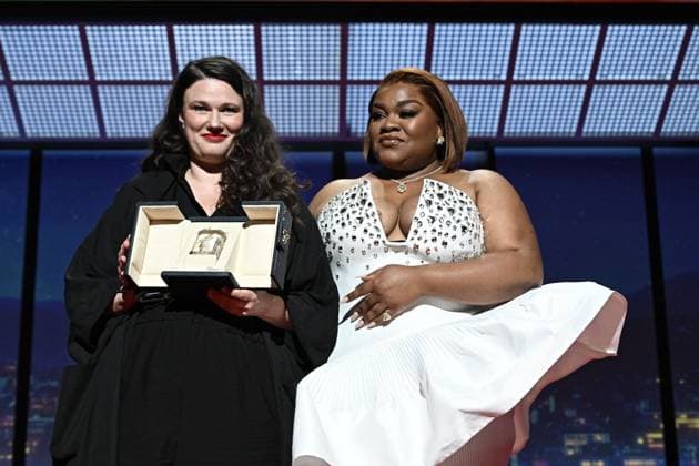 Cannes - Closing Ceremony Mascha Schilinski (L) accepts the Jury Prize (TIE) for Sound of Falling from Da Vine Joy Randolph (R) onstage during the closing ceremony at the 78th annual Cannes Film Festival at Palais des Festivals on May 24, 2025 in Cannes, France, on May 24, 2025. Photo by David Niviere ABACAPRESS.COM Cannes France  Copyright: xNivierexDavid ABACAPRESS.COMx