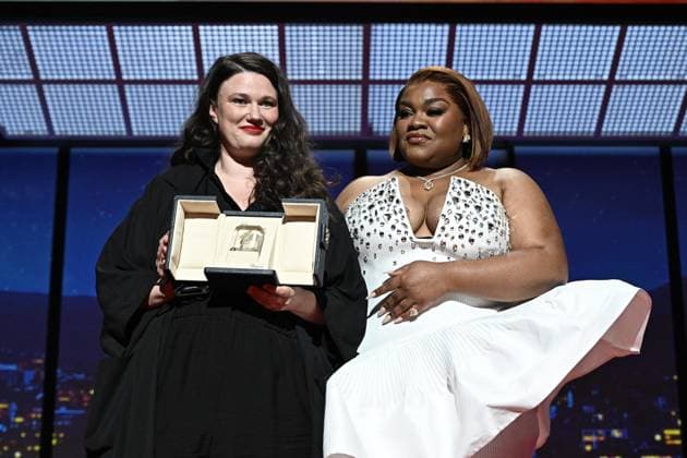 Entertainment Bilder des Tages Cannes - Closing Ceremony Mascha Schilinski (L) accepts the Jury Prize (TIE) for Sound of Falling from Da Vine Joy Randolph (R) onstage during the closing ceremony at the 78th annual Cannes Film Festival at Palais des Festivals on May 24, 2025 in Cannes, France, on May 24, 2025. Photo by David Niviere ABACAPRESS.COM Cannes France  Copyright: xNivierexDavid ABACAPRESS.COMx
