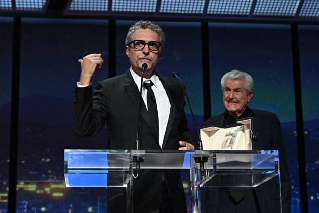 Cannes - Closing Ceremony Brazilian director Kleber Mendonca Filho receives the Best Director prize and his accompanied by French director Claude Lelouch for the film O Agente Secreto (The Secret Agent) from French director Claude Lelouch during the closing ceremony at the 78th edition of the Cannes Film Festival in Cannes, southern France, on May 24, 2025. Cannes France  Copyright: xNivierexDavid ABACAPRESS.COMx