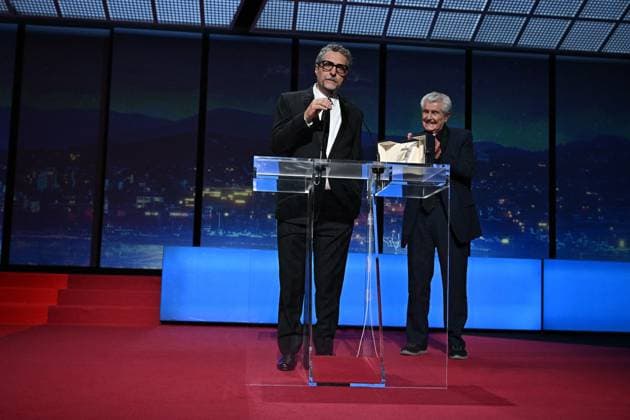 Cannes - Closing Ceremony Brazilian director Kleber Mendonca Filho receives the Best Director prize and his accompanied by French director Claude Lelouch for the film O Agente Secreto (The Secret Agent) from French director Claude Lelouch during the closing ceremony at the 78th edition of the Cannes Film Festival in Cannes, southern France, on May 24, 2025. Cannes France  Copyright: xNivierexDavid ABACAPRESS.COMx