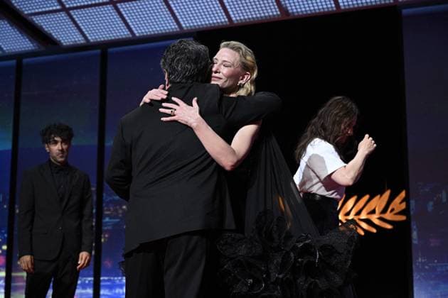 Cannes - Closing Ceremony Australian actress Cate Blanchett congratulates Iranian Director Jafar Panahi with a hug after he received the Palme d Or Award on stage during the closing ceremony at the 78th edition of the Cannes Film Festival in Cannes, France, on May 24, 2025. Photo by David Niviere ABACAPRESS.COM Cannes France  Copyright: xNivierexDavid ABACAPRESS.COMx