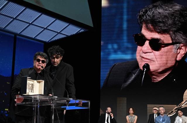 Cannes - Palme d Or Winner Jafar Panahi Iranian director and screenwriter and producer Jafar Panahi celebrates on stage after winning the Palme d Or for the film Un Un simple accident (A Simple Accident) during the closing ceremony at the 78th edition of the Cannes Film Festival in Cannes, France, on May 24, 2025. Photo by David Niviere ABACAPRESS.COM Cannes France  Copyright: xNivierexDavid ABACAPRESS.COMx