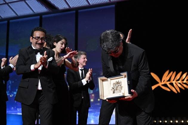 Cannes - Palme d Or Winner Jafar Panahi Iranian director and screenwriter and producer Jafar Panahi celebrates on stage after winning the Palme d Or for the film Un Un simple accident (A Simple Accident) during the closing ceremony at the 78th edition of the Cannes Film Festival in Cannes, France, on May 24, 2025. Photo by David Niviere ABACAPRESS.COM Cannes France  Copyright: xNivierexDavid ABACAPRESS.COMx