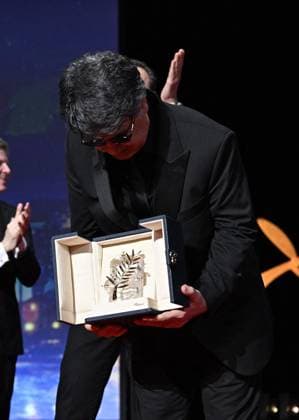Cannes - Palme d Or Winner Jafar Panahi Iranian director and screenwriter and producer Jafar Panahi celebrates on stage after winning the Palme d Or for the film Un Un simple accident (A Simple Accident) during the closing ceremony at the 78th edition of the Cannes Film Festival in Cannes, France, on May 24, 2025. Photo by David Niviere ABACAPRESS.COM Cannes France  Copyright: xNivierexDavid ABACAPRESS.COMx