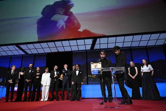 Cannes - Palme d Or Winner Jafar Panahi Iranian director and screenwriter and producer Jafar Panahi celebrates on stage after winning the Palme d Or for the film Un Un simple accident (A Simple Accident) during the closing ceremony at the 78th edition of the Cannes Film Festival in Cannes, France, on May 24, 2025. Photo by David Niviere ABACAPRESS.COM Cannes France  Copyright: xNivierexDavid ABACAPRESS.COMx