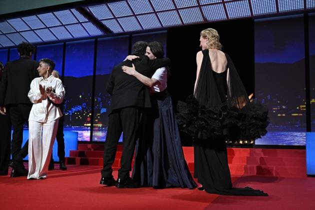 Cannes - Palme d Or Winner Jafar Panahi Iranian director and screenwriter and producer Jafar Panahi celebrates on stage after winning the Palme d Or for the film Un Un simple accident (A Simple Accident) during the closing ceremony at the 78th edition of the Cannes Film Festival in Cannes, France, on May 24, 2025. Photo by David Niviere ABACAPRESS.COM Cannes France  Copyright: xNivierexDavid ABACAPRESS.COMx