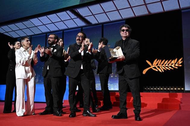 Entertainment Bilder des Tages Cannes - Palme d Or Winner Jafar Panahi Iranian director and screenwriter and producer Jafar Panahi celebrates on stage after winning the Palme d Or for the film Un Un simple accident (A Simple Accident) during the closing ceremony at the 78th edition of the Cannes Film Festival in Cannes, France, on May 24, 2025. Photo by David Niviere ABACAPRESS.COM Cannes France  Copyright: xNivierexDavid ABACAPRESS.COMx