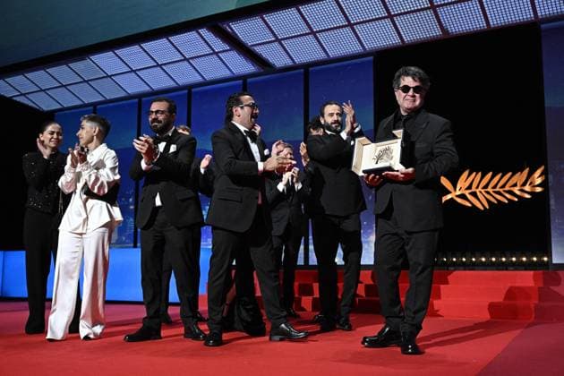 Cannes - Palme d Or Winner Jafar Panahi Iranian director and screenwriter and producer Jafar Panahi celebrates on stage after winning the Palme d Or for the film Un Un simple accident (A Simple Accident) during the closing ceremony at the 78th edition of the Cannes Film Festival in Cannes, France, on May 24, 2025. Photo by David Niviere ABACAPRESS.COM Cannes France  Copyright: xNivierexDavid ABACAPRESS.COMx