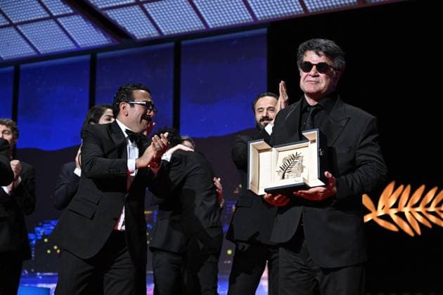 Cannes - Palme d Or Winner Jafar Panahi Iranian director and screenwriter and producer Jafar Panahi celebrates on stage after winning the Palme d Or for the film Un Un simple accident (A Simple Accident) during the closing ceremony at the 78th edition of the Cannes Film Festival in Cannes, France, on May 24, 2025. Photo by David Niviere ABACAPRESS.COM Cannes France  Copyright: xNivierexDavid ABACAPRESS.COMx