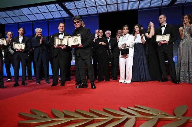 Cannes - Palme d Or Winner Jafar Panahi Iranian director and screenwriter and producer Jafar Panahi with sunglasses celebrates on stage alongside Juliette Binoche, Joachim Trier, Nadia Melliti, Claude Lelouc and Hasan Hadi after winning the Palme d Or for the film Un Un simple accident (A Simple Accident) during the closing ceremony at the 78th edition of the Cannes Film Festival in Cannes, France, on May 24, 2025. Photo by David Niviere ABACAPRESS.COM Cannes France  Copyright: xNivierexDavid ABACAPRESS.COMx