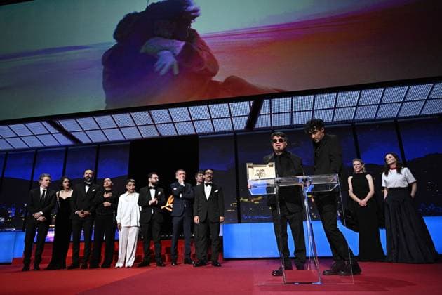 Cannes - Palme d Or Winner Jafar Panahi Iranian director and screenwriter and producer Jafar Panahi celebrates on stage after winning the Palme d Or for the film Un Un simple accident (A Simple Accident) during the closing ceremony at the 78th edition of the Cannes Film Festival in Cannes, France, on May 24, 2025. Photo by David Niviere ABACAPRESS.COM Cannes France  Copyright: xNivierexDavid ABACAPRESS.COMx