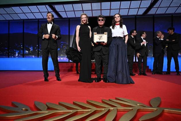Cannes - Palme d Or Winner Jafar Panahi Iranian director and screenwriter and producer Jafar Panahi (C) poses on stage with Australian actress Cate Blanchett (L) and French actress and president of the jury of the 78th cannes film festival Juliette Binoche after winning the Palme d Or for the film Un simple accident (A Simple Accident) during the closing ceremony at the 78th edition of the Cannes Film Festival in Cannes, France, on May 24, 2025. Photo by David Niviere ABACAPRESS.COM Cannes France  Copyright: xNivierexDavid ABACAPRESS.COMx