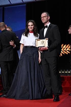 Cannes - Palme d Or Winner Jafar Panahi Juliette Binoche and Joachim Trier with the Grand Prix Award for Sentimental Value onstage during the closing ceremony at the 78th annual Cannes Film Festival at Palais des Festivals on May 24, 2025 in Cannes, France, on May 24, 2025. Photo by David Niviere ABACAPRESS.COM Cannes France  Copyright: xNivierexDavid ABACAPRESS.COMx
