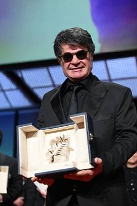 Cannes - Palme d Or Winner Jafar Panahi Iranian director and screenwriter and producer Jafar Panahi celebrates on stage after winning the Palme d Or for the film Un Un simple accident (A Simple Accident) during the closing ceremony at the 78th edition of the Cannes Film Festival in Cannes, France, on May 24, 2025. Photo by David Niviere ABACAPRESS.COM Cannes France  Copyright: xNivierexDavid ABACAPRESS.COMx