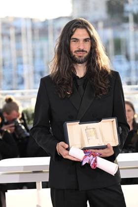 Cannes - Palme D Or Winners Photocall Oliver Laxe poses with the Jury Prize (TIE) for Sirat during the Palme D Or winners photocall at the 78th annual Cannes Film Festival at Palais des Festivals on May 24, 2025 in Cannes, France, on May 24, 2025. Photo by David Niviere ABACAPRESS.COM Cannes France  Copyright: xNivierexDavid ABACAPRESS.COMx