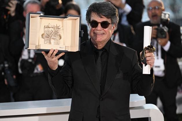 Cannes - Palme D Or Winners Photocall Iranian director and screenwriter and producer Jafar Panahi poses with the trophy during a photocall after winning the Palme d Or for the film Un simple accident (A Simple Accident) during the closing ceremony at the 78th edition of the Cannes Film Festival in Cannes, France, on May 24, 2025. Photo by David Niviere ABACAPRESS.COM Cannes France  Copyright: xNivierexDavid ABACAPRESS.COMx
