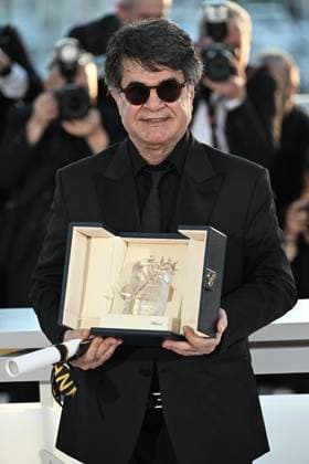 Cannes - Palme D Or Winners Photocall Iranian director and screenwriter and producer Jafar Panahi poses with the trophy during a photocall after winning the Palme d Or for the film Un simple accident (A Simple Accident) during the closing ceremony at the 78th edition of the Cannes Film Festival in Cannes, France, on May 24, 2025. Photo by David Niviere ABACAPRESS.COM Cannes France  Copyright: xNivierexDavid ABACAPRESS.COMx