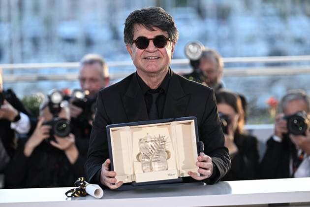 Cannes - Palme D Or Winners Photocall Iranian director and screenwriter and producer Jafar Panahi poses with the trophy during a photocall after winning the Palme d Or for the film Un simple accident (A Simple Accident) during the closing ceremony at the 78th edition of the Cannes Film Festival in Cannes, France, on May 24, 2025. Photo by David Niviere ABACAPRESS.COM Cannes France  Copyright: xNivierexDavid ABACAPRESS.COMx