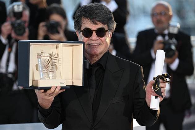 Cannes - Palme D Or Winners Photocall Iranian director and screenwriter and producer Jafar Panahi poses with the trophy during a photocall after winning the Palme d Or for the film Un simple accident (A Simple Accident) during the closing ceremony at the 78th edition of the Cannes Film Festival in Cannes, France, on May 24, 2025. Photo by David Niviere ABACAPRESS.COM Cannes France  Copyright: xNivierexDavid ABACAPRESS.COMx