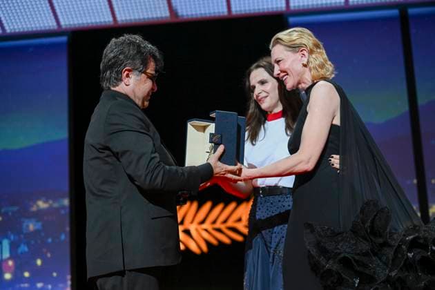 78eme Festival International du Film de Cannes Ceremonie de remise de prix 78th International Cannes Film Festival Closing ceremony and awards Juliette Binoche and Cate Blanchett present the Palme dor to Jafar Panahi 445097 2025 05 24 France Panahi, Jafar Blanchett, Cate Binoche, Juliette  Copyright: xSergexArnalx xStarfacex STAR_445097_029