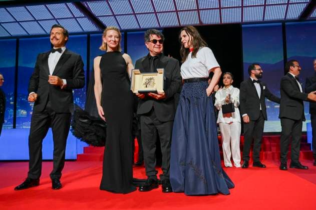 78eme Festival International du Film de Cannes Ceremonie de remise de prix 78th International Cannes Film Festival Closing ceremony and awards Jafar Panahi receives the Palme dOr for his film A Simple Accident 445097 2025 05 24 France Panahi, Jafar Binoche, Juliette Blanchett, Cate Lafitte, Laurent  Copyright: xSergexArnalx xStarfacex STAR_445097_048