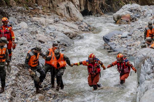 News Themen der Woche KW21 News Bilder des Tages Mountain Flood Disaster Rescue in Sanshe GUILIN, CHINA - MAY 24, 2025 - Officers and soldiers are conducting search and rescue operations in Sanshe Village, Guilin City, Guangxi, China on May 24, 2025. On May 23rd, a sudden mountain flood disaster occurred in Sanshe Village. Guilin Guangxi China  Copyright: xCFOTOx i1748135366113
