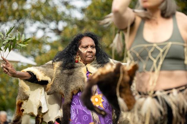 Bilder des Jahres 2025, News 05 Mai News Themen der Woche KW21 News Bilder des Tages STOLEN GENERATIONS GATHERING SYDNEY, Stolen generations survivor Aunty Rita Wright performs a dance depicting her journey during the Sorry Day Stolen Generations Community Gathering 2025 at the Royal Botanic Gardens Sydney, Sydney, Sunday, May 25, 2025. ( NO ARCHIVING SYDNEY NEW SOUTH WALES AUSTRALIA  Copyright: xSITTHIXAYxDITTHAVONGx 20250525174657148082