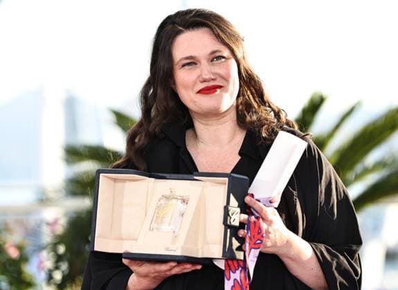 (250525) -- CANNES, May 25, 2025 -- German director and screenwriter Mascha Schilinski poses during a photocall after winning the ex-aequo Jury Prize for the film Sound of Falling during the closing ceremony of the 78th edition of the Cannes Film Festival in Cannes, southern France, on May 24, 2025. ) FRANCE-CANNES-FILM FESTIVAL-CLOSING GaoxJing 