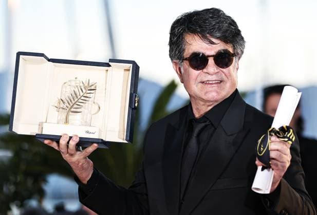 (250525) -- CANNES, May 25, 2025 -- Iranian director Jafar Panahi poses with the trophy during a photocall after winning the Palme d Or for the film A Simple Accident during the closing ceremony of the 78th edition of the Cannes Film Festival in Cannes, southern France, on May 24, 2025. ) FRANCE-CANNES-FILM FESTIVAL-CLOSING GaoxJing 