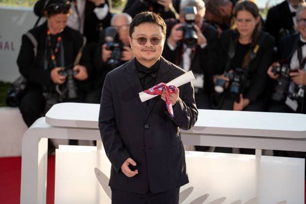 Palme D Or Winners Photocall - The 78th Annual Cannes Film Festi Bi Gan poses with the Special Prize Award for Resurrection during the Palme D Or winners photocall at the 78th annual Cannes Film Festival at Palais des Festivals in Cannes, France, on May 24, 2025. Cannes France  Copyright: xLucaxCarlinox originalFilename: carlino-notitle250524_npwyJ.jpg