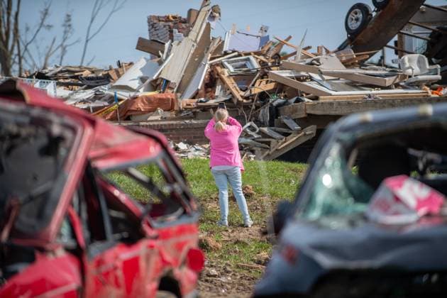 Bilder des Jahres 2025, News 05 Mai News Themen der Woche KW21 Tornado Damage In London, Kentucky A woman assesses heavy property damage after an EF-4 tornado carves a 16-mile path of destruction through Laurel County, Kentucky, leaving 19 people dead on May 16. With the help of numerous volunteer organizations, homeowners and business owners still work on debris removal before they can begin to rebuild in London, Kentucky, on May 24, 2025. London Kentucky United States  Copyright: xJasonxWhitmanx originalFilename: whitman-tornadod250524_npbbg.jpg
