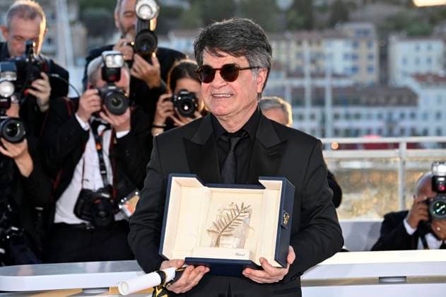 Jafar Panahi mit der Goldenen Palme für den besten Fim It Was Just an Accident beim Photocall mit den Preisträgern auf dem Festival de Cannes 2025 78. Internationale Filmfestspiele von Cannes am Palais des Festivals. Cannes, 24.05.2025 *** Jafar Panahi with the Palme dOr for Best Film It Was Just an Accident at the Photocall with the award winners at the Festival de Cannes 2025 78 Cannes International Film Festival at the Palais des Festivals Cannes, 24 05 2025 Foto:xD.xBedrosianx xFuturexImagex preistraeger_cannes_5566