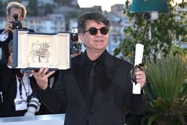 Jafar Panahi mit der Goldenen Palme für den besten Fim It Was Just an Accident beim Photocall mit den Preisträgern auf dem Festival de Cannes 2025 78. Internationale Filmfestspiele von Cannes am Palais des Festivals. Cannes, 24.05.2025 *** Jafar Panahi with the Palme dOr for Best Film It Was Just an Accident at the Photocall with the award winners at the Festival de Cannes 2025 78 Cannes International Film Festival at the Palais des Festivals Cannes, 24 05 2025 Foto:xD.xBedrosianx xFuturexImagex preistraeger_cannes_5568
