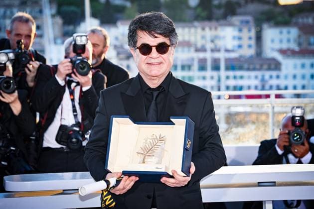Photocall for The Winners , Palais des Festivals, Cannes, France Jafar Panahi seen at the Photocall for The Winners during the 78th Festival de Cannes (Cannes International Film Festival) at Palais des Festivals, Cannes, , France on 24 May 2025. Jafar Panahi winner of the Palme d or for A Simple Accident Picture, Credit:Julie Edwards Avalon France, French Riviera, Cannes, Palais des Festivals Copyright: xJuliexEdwardsx xAvalonx 1003240500