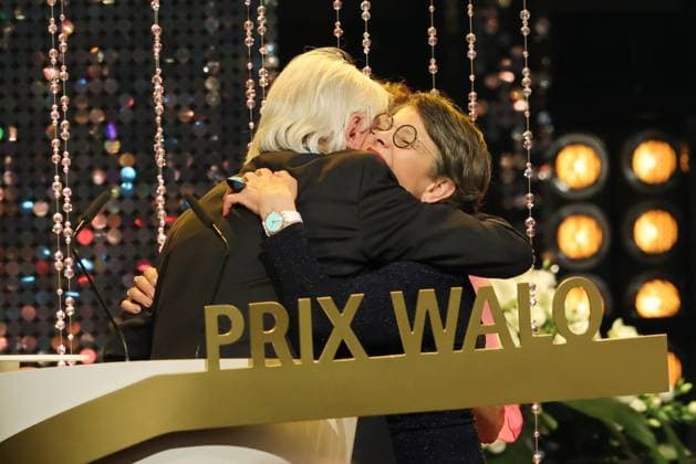 Presentation of the 49 Prix Walo Niccel hugs her husband Emil Steinberger after being awarded the Honorary Prix Walo for his lifes work Presentation of the 49 Prix Walo for the year 2024 on 24 05 2025 at SRF Studio 1 in Zurich Leutschenbach, Zurich, Switzerland