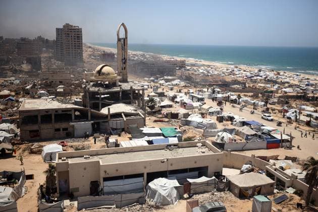 News Themen der Woche KW21 News Bilder des Tages Hamas Israel Conflict Tents are set up for displaced Palestinians along the beach near the port in Gaza City, Palestine, on May 25, 2025. Gaza Palestine  Copyright: xMajdixFathix originalFilename: fathi-notitle250525_npI0j.jpg