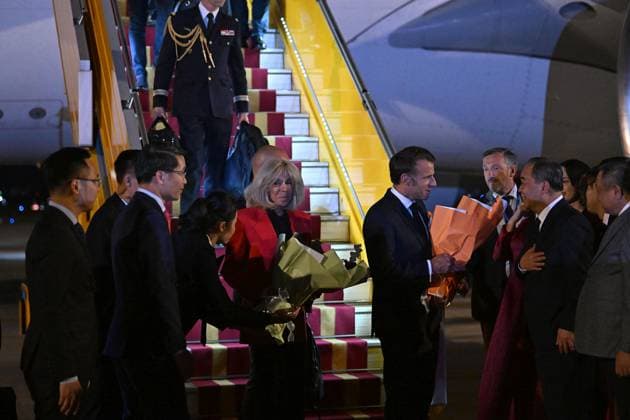 Bilder des Jahres 2025, News 05 Mai Arrival of President Emmanuel Macron and First Lady Brigitte Macron on the tarmac of Hanoi airport in the Socialist Republic of Vietnam Arrival of President Emmanuel Macron and First Lady Brigitte Macron on the tarmac of Hanoi airport in the Socialist Republic of Vietnam on May 25, 2025 Jeanne Accorsini Pool Bestimage France s President Emmanuel Macron and his wife Brigitte Macron are greeted by Vietnamese officials upon their arrival at Noi Bai International Airport in Hanoi on May 25, 2025 Hanoi Vietnam  Copyright: xJeannexAccorsini Pool BestimagexJeannexAccorsini Pool Bestimagex