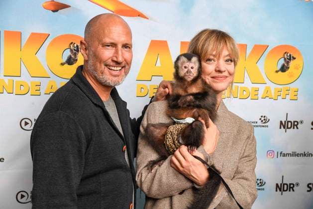 AKIKO DER FLIEGENDE AFFE- Heike Makatsch und Benno Fürmann Fuermann mit kleinen Affen Kuscheln auf dem Arm zu Gast auf dem roten Teppich bei der Kino Film Premiere Akiko der fliegende Affe im Kino Filmtheater am Friedrichshein 25.05.2025 in BERLIN Berlin Deutschland *** AKIKO DER FLIEGENDE AFFE Heike Makatsch and Benno Fürmann Fuermann with little monkeys cuddling in their arms as guests on the red carpet at the movie premiere Akiko der fliegende Affe at the Kino Filmtheater am Friedrichshein 25 05 2025 in BERLIN Berlin Germany