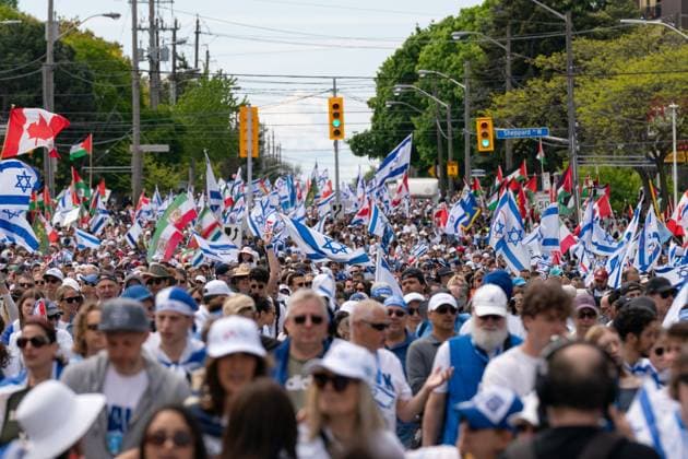 May 25, 2025, Toronto, On, Canada: People participate in the United Jewish Appeal s annual Walk With Israel march in Toronto on Sunday, May 25, 2025. Toronto Canada  - ZUMAc35_ 20250525_zaf_c35_003 Copyright: xArlynxMcadoreyx